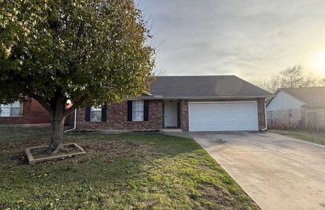 Photo of Charming 3 Bedroom Home in Mustang School District