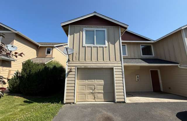 CHECK OUT THIS SPACIOUS TOWNHOUSE IN REDMOND!!