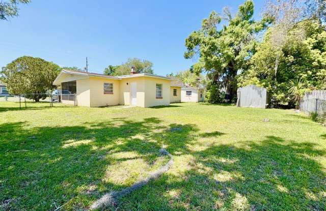 Charming 2 Bedroom Home with Fenced Yard & Screened Patio – Prime Location!