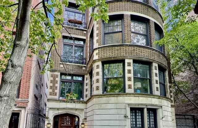 Photo of 2921 N Pine Grove Avenue