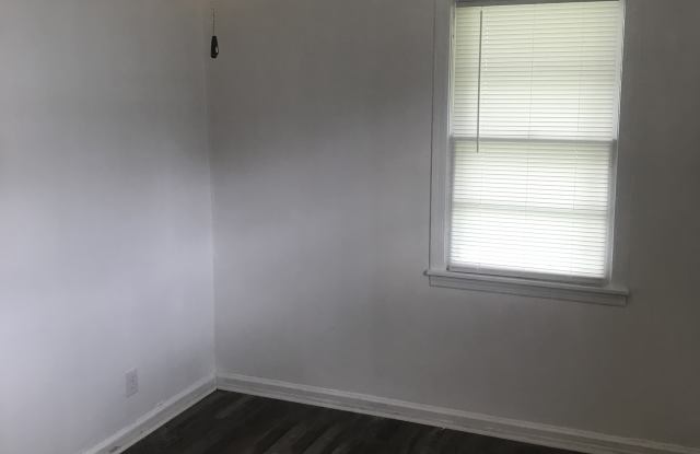 1221 Ferndale Ln
