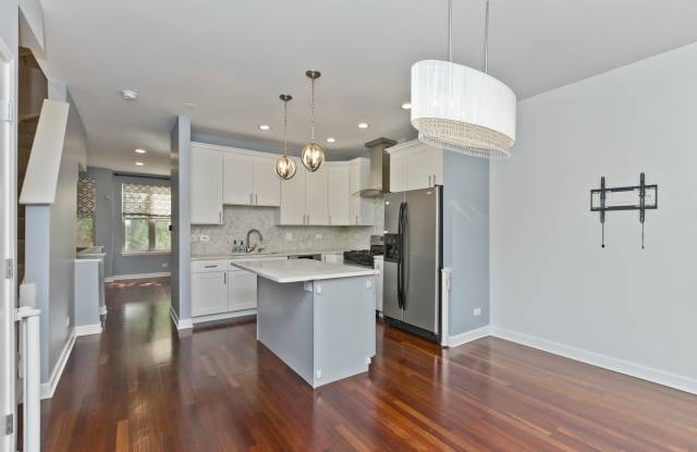 Photo of 1332 N Burling St