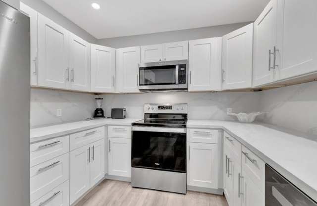 320 SE 4th Avenue, Delray Beach, FL 33483