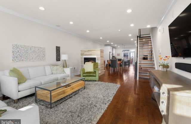 2218 E FLETCHER STREET