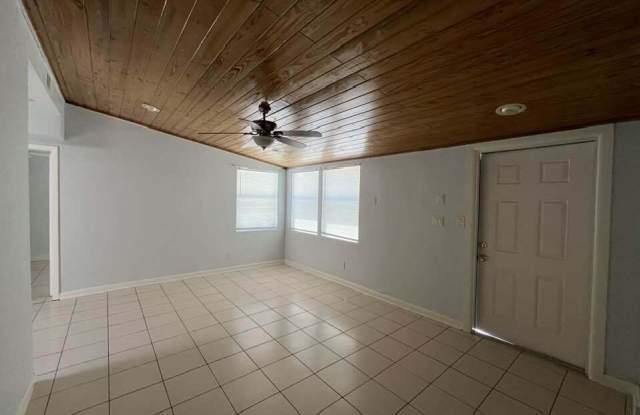 1405 NE Waveland Avenue