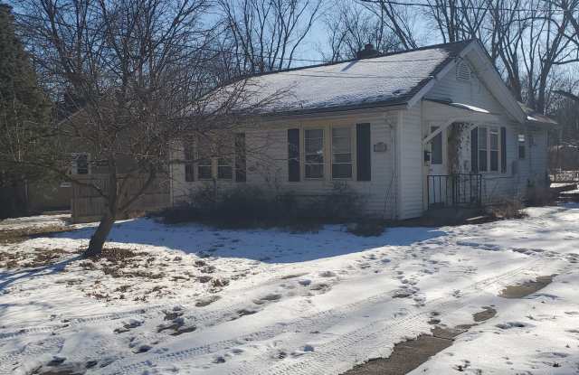 2 bd, 1 ba house in central west Columbia, wood floors, new paint, low traffic road