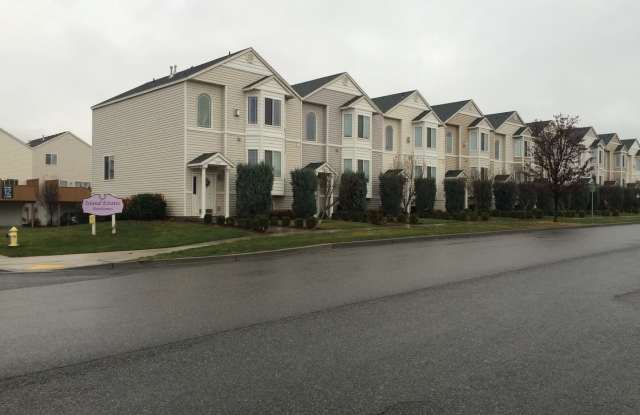 2 Bedroom, 2.5 bath townhome in West Pasco with Bonus Office space