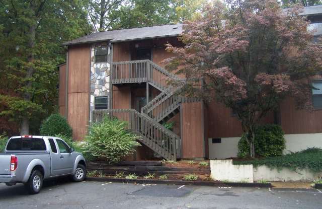 2BR/2BA Aspen Woods Condo, Convenient to WFU!