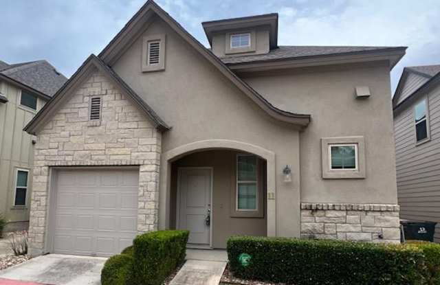 Gated Community / 3 bedroom, 2.5 baths, 3 living rooms / Near Domain