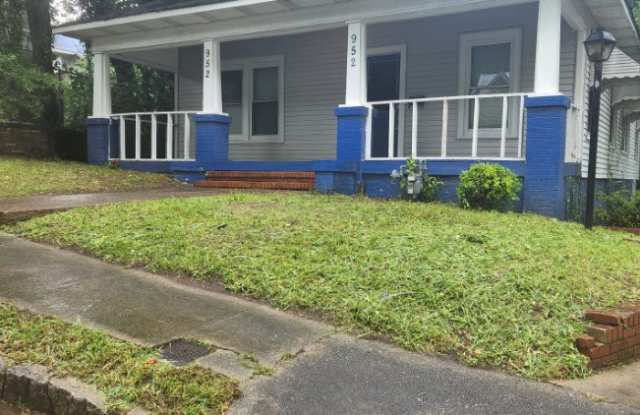952 Curry Pl