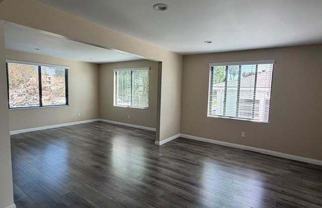 Photo of 701 South Glenoaks Boulevard