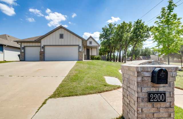 3 Bed 2 Bath Corner Lot In Edmond Schools!