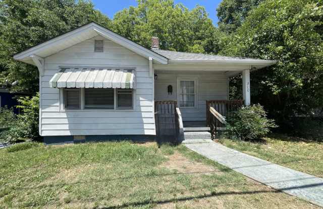 Freshly painted 2 bedroom 1 bath house- Pet Friendly!
