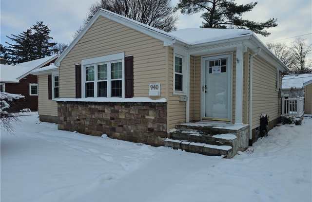 940 S Grosvenor Road