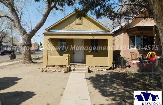 1/2 Off 1st Month! Reduced Price! Dogs Allowed - 2 Bedroom/1 Bath House w/ Storage Garage $900/$900