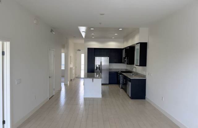Beautiful 2+2, Bonus Room  balcony in PLAYA VISTA, every amenity, top floor