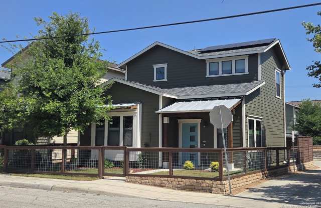 Photo of 631 Burleson St