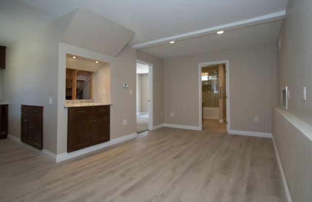 2 Bedroom, 1 Bath with view of the Bay in charming Cuesta by the Sea