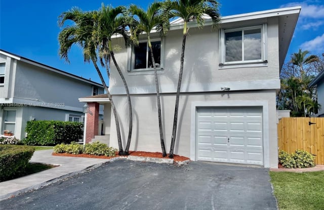 922 NW 106th Ave Cir - 922 Northwest 106th Avenue Circle, Fountainebleau, FL 33172