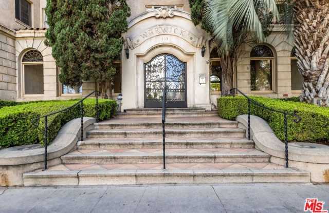 109 N Sycamore Ave