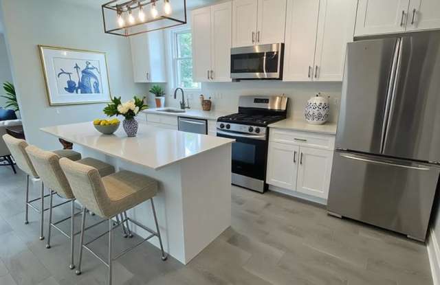 2416 Un North Springfield Ave.