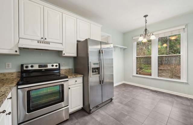 Pet friendly, 3 bedroom home with bonus room and fenced yard in Woodlake!