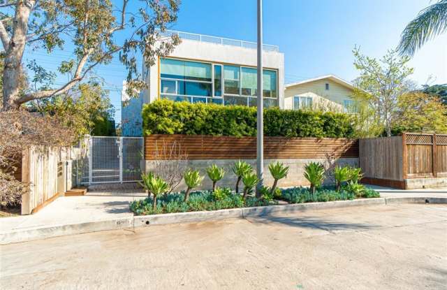 938 Palms Boulevard