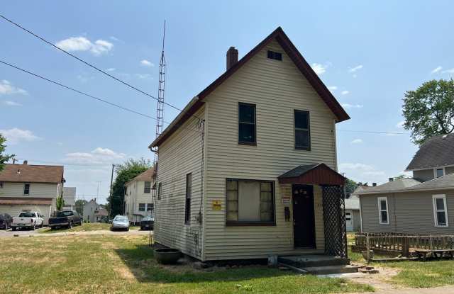 430 Lawn Ave NW