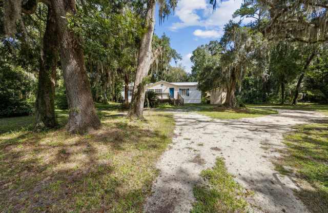 Spacious 3/2 Home on Nearly an Acre in Fernandina Beach