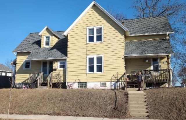 902-904 Swift Avenue - 902 - lower