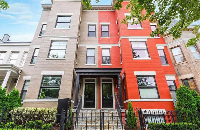 Amazing Top Floor, 2BR, 2BA with Private Rooftop and Garage parking! A Must see!!