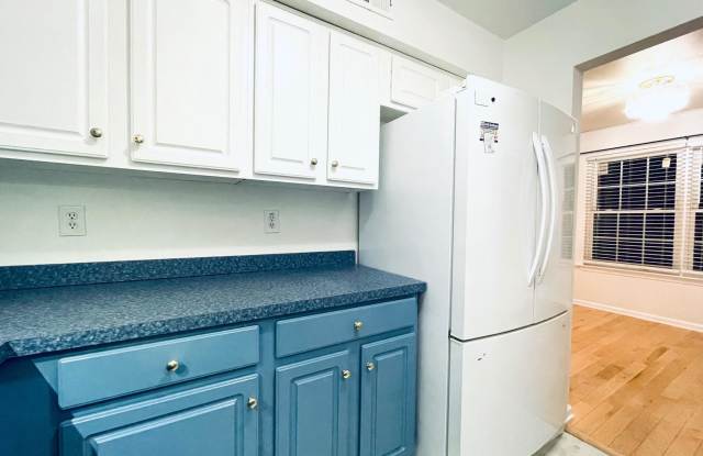 3005 CREEKSIDE Court unit: 43