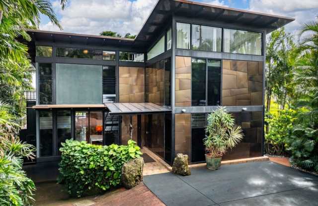 Photo of Tantalus Glass House: Modern Luxury with Stunning Honolulu Views  Lanai