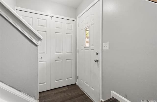 4921 N Oak Hill Drive