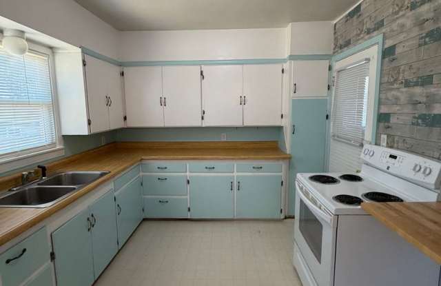 Adorable House with Large Yard, 1.2 Miles from Oregon Tech and Sky Lakes Medical Center!