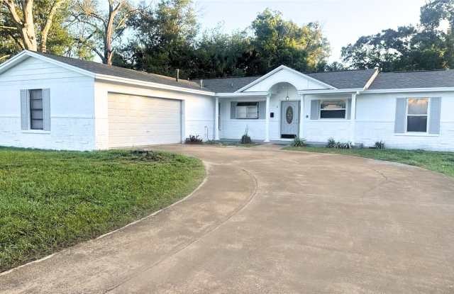 3 CARRIAGE HILL CIR.