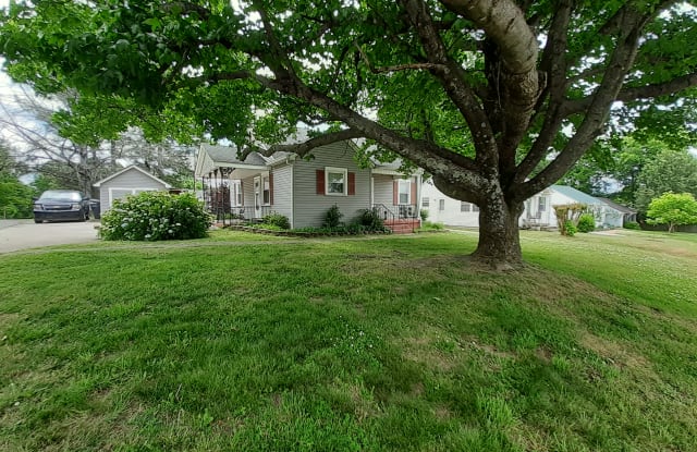 2001 Highland Avenue - 2001 Highland Avenue, Columbia, TN 38401