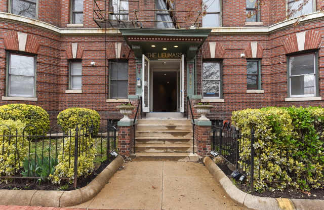 Newly Renovated Logan Circle One Bedroom One Bath With Washer/Dryer In Unit, Pets Welcomed!, Stainless Steel Appliances, Hardwood Floors