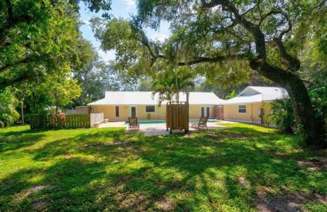 3/2 POOL home in Harbor Estates Stuart--Lots of Parking!