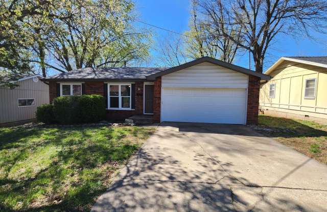 Spacious 3-Bedroom, 1.5-Bathroom Home AVAILABLE NOW!! - 922 West Crestview Street, Springfield, MO 65807