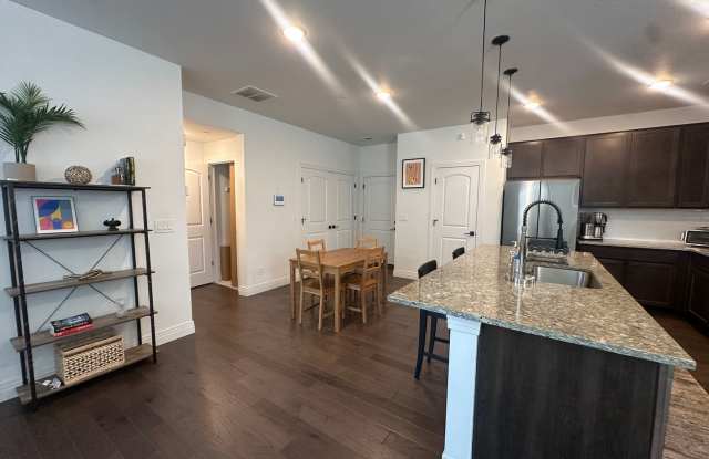 End unit FURNISHED Townhouse in Victory Ridge