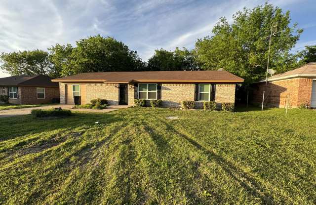 109 Minnie Drive - 109 Minnie Drive, Itasca, TX 76055