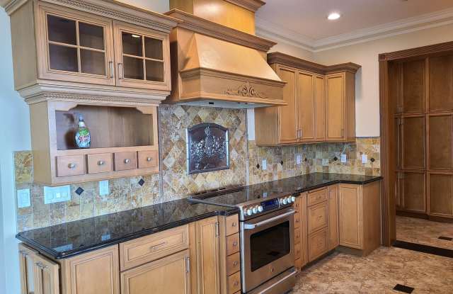 2557 Pineapple Avenue