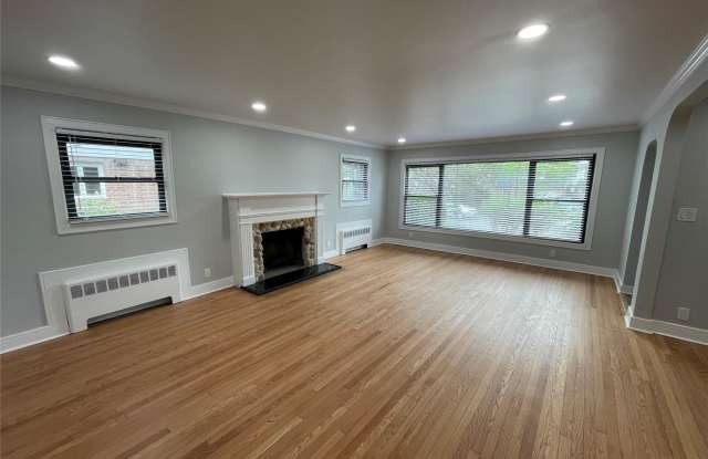 Photo of 411 E Walnut Street unit: Lower