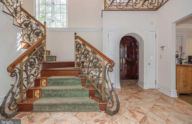 132 E DARK HOLLOW Road unit: Main House