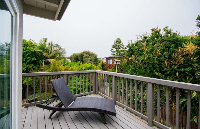 Amazing 2 Bedroom Only a Block from the Beach!