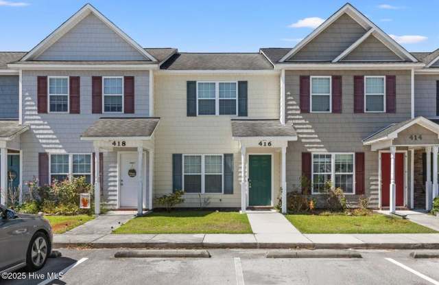 Newly Painted 2 Bed Townhome In Carolina Forest!
