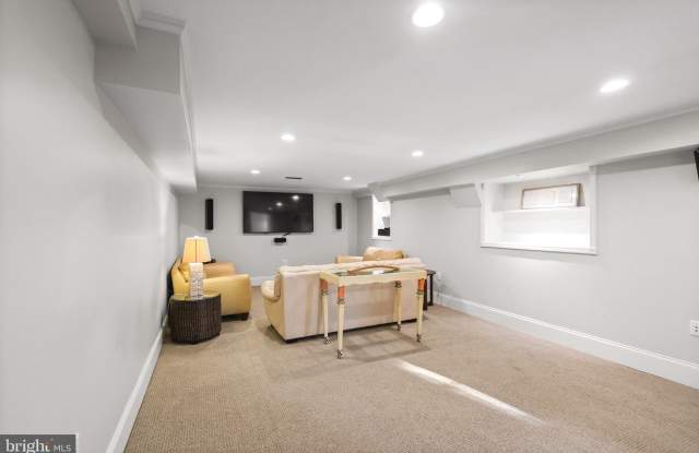 1233 S OAKCREST Road