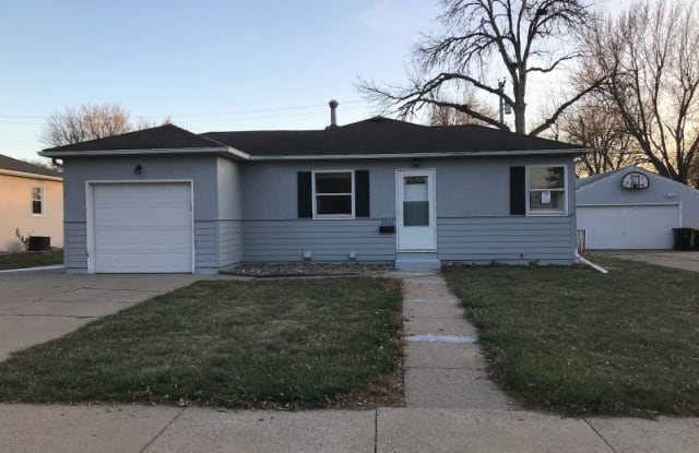 2909 E Claudette Dr - 2909 East Claudette Drive, Sioux Falls, SD 57103