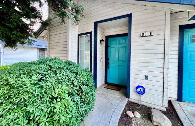 $2,250 Champlain Dr.  Fort Washington, 3 Bedrooms - Canyon Creek Ln, Fresno / Woodward Lake Community